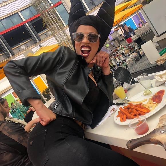 Meet your Posher, Corina - Picture 1 of 1